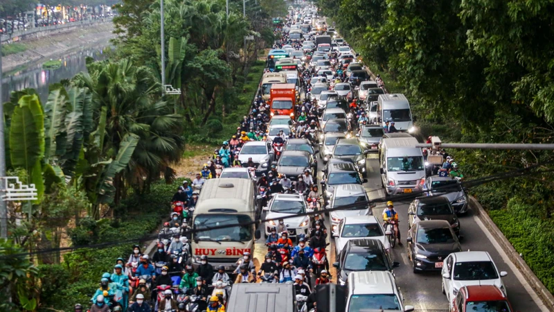 Đường Láng thường xuyên quá tải, ùn tắc.