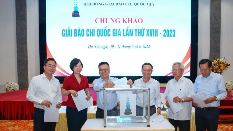 Hội đồng Chung khảo tiến hành bỏ phiếu lựa chọn các tác phẩm báo chí chất lượng.