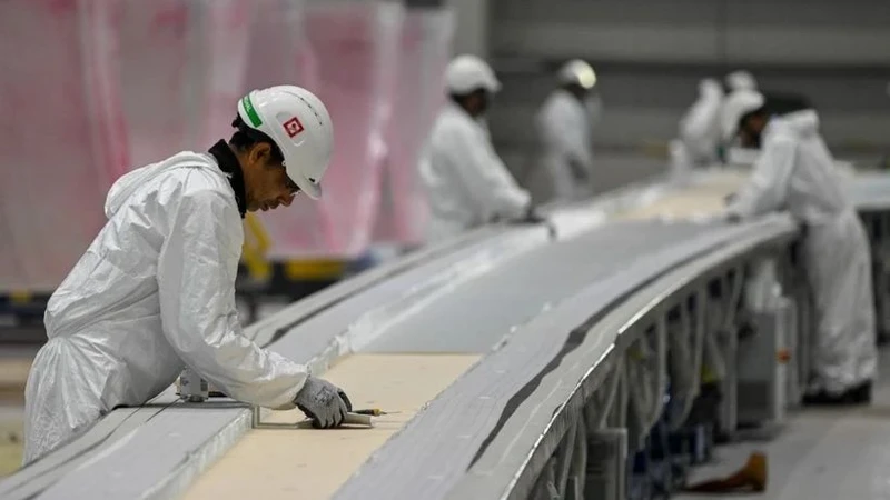 Công nhân làm việc tại một nhà máy ở Mundra (Ấn Độ). (Ảnh: AFP/TTXVN)