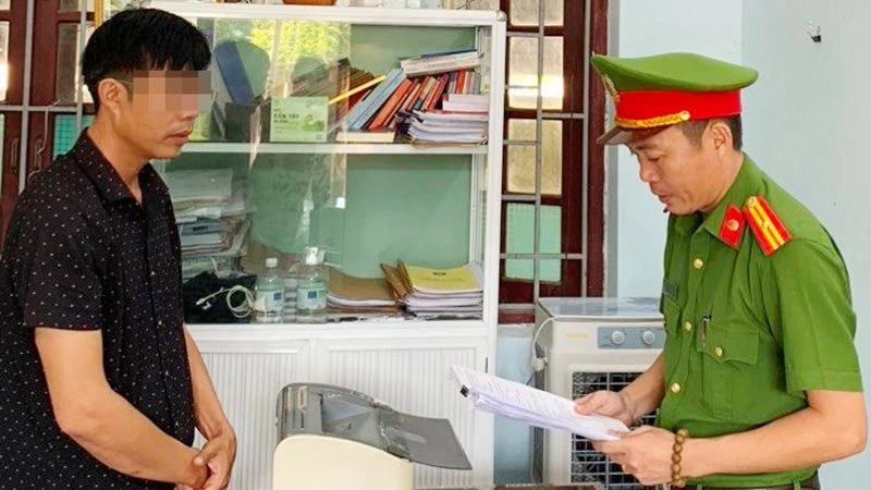 Cơ quan điều tra tống đạt quyết định khởi tố bị can đối với Trần Văn Phi.