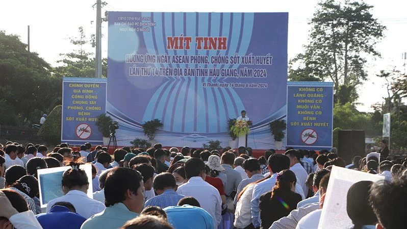 Quang cảnh buổi mít-tinh.