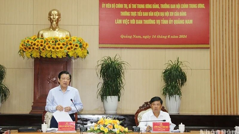 Đồng chí Phan Đình Trạc phát biểu tại buổi làm việc với Ban Thường vụ Tỉnh ủy Quảng Nam.