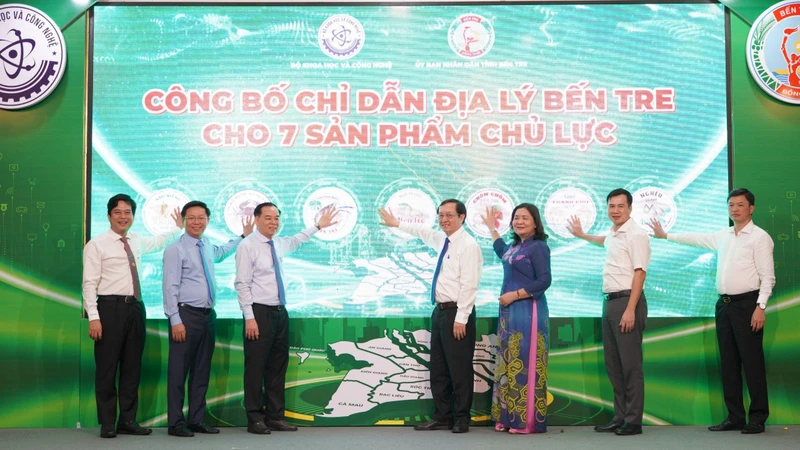 Đại diện tỉnh Bến Tre và Bộ Khoa học và Công nghệ công bố chỉ dẫn địa lý cho 7 sản phẩm chủ lực của tỉnh Bến Tre.