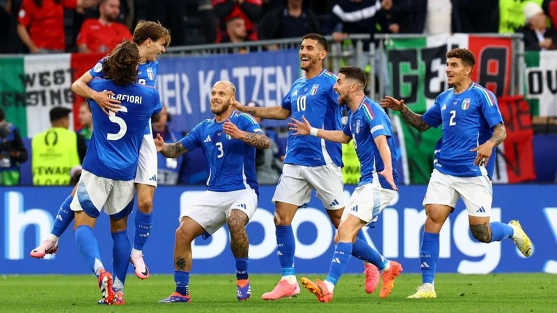 Niềm vui của các cầu thủ Italia sau trận ra quân thắng Albania 2-1. 