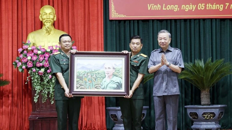 Chủ tịch nước Tô Lâm tặng bức tranh Bác Hồ cho Lữ đoàn Công binh 25. (Ảnh: TTXVN)