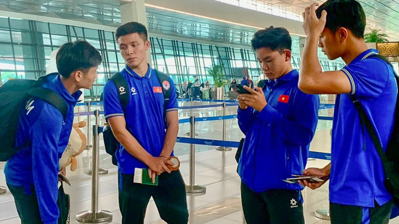 Các cầu thủ trẻ trên hành trình trở về nước. (Ảnh: VFF)