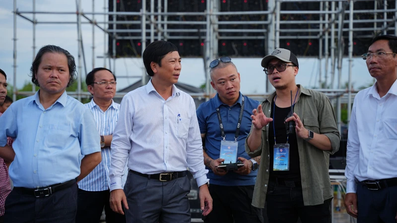 Ban tổ chức kiểm tra công việc chuẩn bị Lễ hội Vì hòa bình.