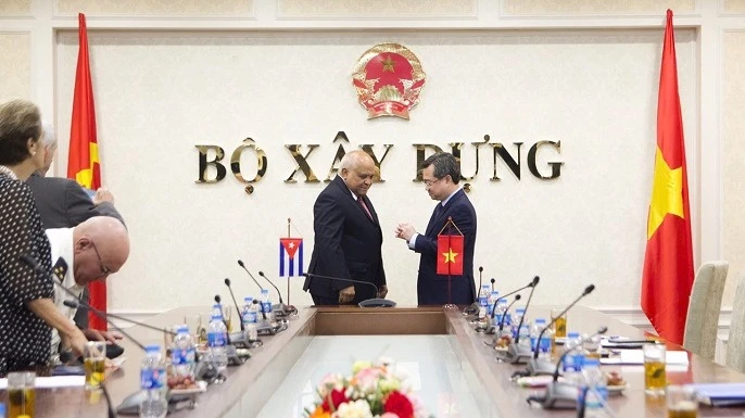 Bộ trưởng Xây dựng Nguyễn Thanh Nghị trao tặng Kỷ niệm chương Vì sự nghiệp Xây dựng cho đồng chí Orlando Nicolas Hernandez Guillen.