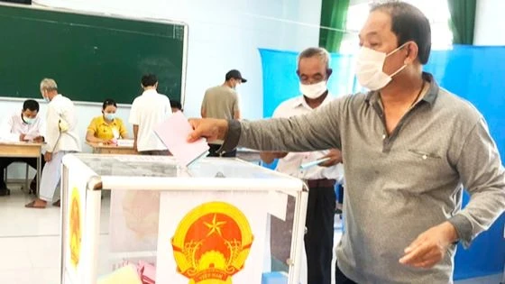 Ảnh minh họa: Cử tri huyện đảo Lý Sơn (Quảng Ngãi) đi bầu cử. (Ảnh: HIỂN CỪ)