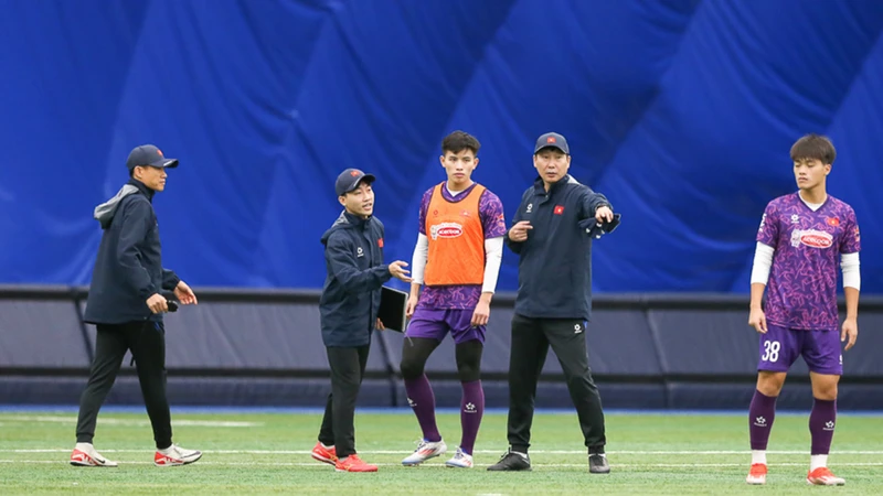 Huấn luyện viên Kim Sang Sik hướng dẫn tỉ mỉ các học trò trong buổi tập luyện. (Ảnh: VFF)