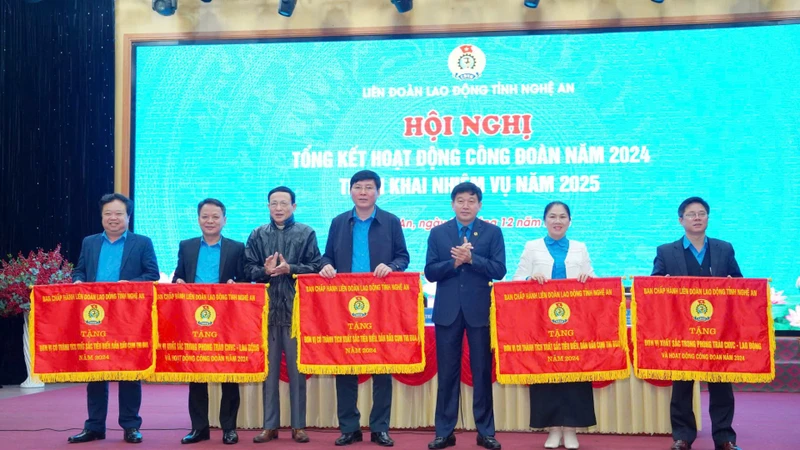 Lãnh đạo Liên đoàn Lao động tỉnh Nghệ An trao cờ thi đua cho các đơn vị xuất sắc trong phong trào thi đua và hoạt động công đoàn năm 2024.