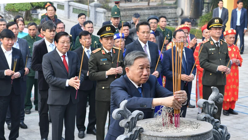 Tổng Bí thư Tô Lâm dâng hương tại Nhà Tưởng niệm Tổng Bí thư Nguyễn Văn Linh (huyện Yên Mỹ). (Ảnh: Đăng Khoa)