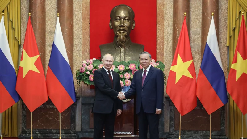 Tổng Bí thư Tô Lâm và Tổng thống Liên bang Nga Vladimir Putin chụp ảnh chung. (Ảnh: Văn phòng Chủ tịch nước)