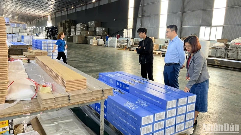 Lãnh đạo Ban Quản lý khu công nghiệp tỉnh Bắc Kạn kiểm tra tình hình sản xuất trong khu công nghiệp Thanh Bình. (Ảnh: TUẤN SƠN)