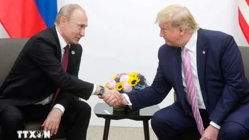 Tổng thống Nga Vladimir Putin (trái) và người đồng cấp Mỹ Donald Trump trong cuộc gặp bên lề Hội nghị thượng đỉnh G20 tại Osaka, Nhật Bản ngày 28/6/2019. (Ảnh: AA/TTXVN)