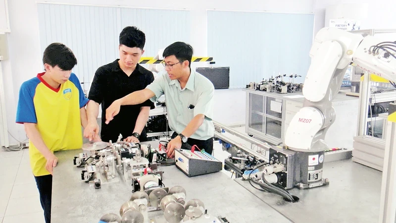 Đào tạo nguồn nhân lực ngành tự động hóa tại Trung tâm đào tạo Khu Công nghệ cao Thành phố Hồ Chí Minh. (Ảnh: DUY KHÁNH)