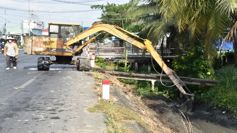 Ảnh minh họa: Huyện Chợ Gạo (Tiền Giang) thực hiện nạo vét kênh, mương để tăng cường tích trữ nước trong mùa khô năm 2024-2025. (Ảnh: NGUYỄN SỰ)