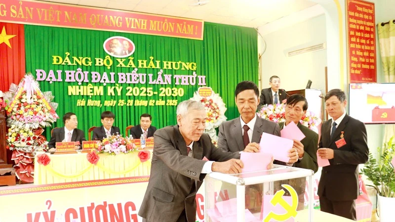 Các đại biểu bỏ phiếu bầu ban chấp hành nhiệm kỳ mới.