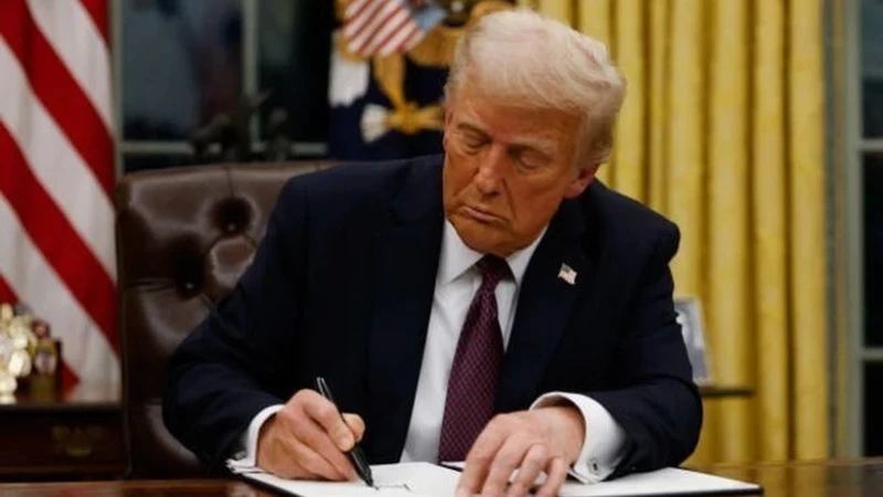 Tổng thống Mỹ Donald Trump ký một sắc lệnh tại Nhà Trắng. (Ảnh: Getty Images/TTXVN)