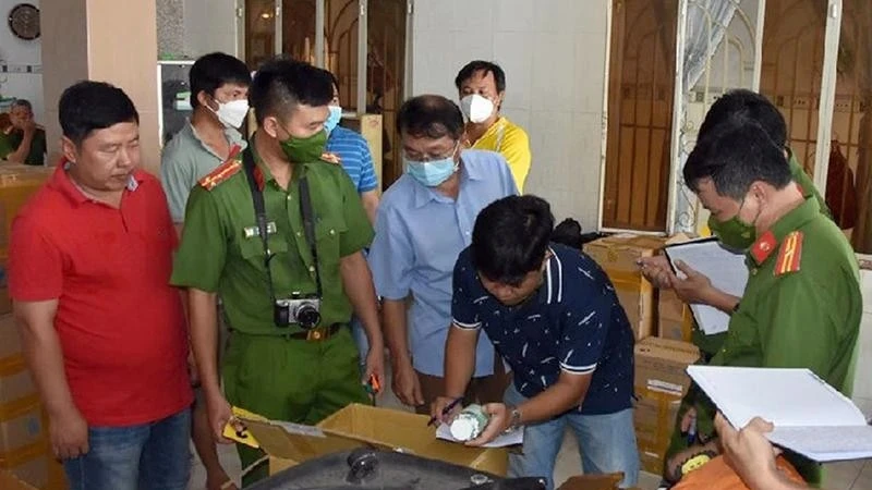 Phòng Cảnh sát điều tra tội phạm về tham nhũng, kinh tế, buôn lậu Công an tỉnh Tiền Giang phối hợp Công an huyện Cái Bè bắt quả tang đối tượng sản xuất, buôn bán thuốc tân dược giả tại xã Hòa Khánh, năm 2023. (Ảnh: TRỌNG TÍN)