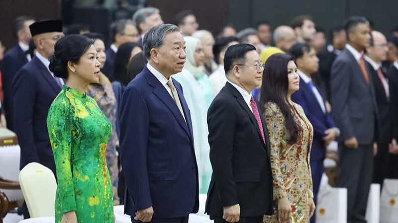 Tổng Bí thư Tô Lâm và Phu nhân cùng Tổng Thư ký ASEAN Kao Kim Hourn và Phu nhân thực hiện nghi thức chào cờ ASEAN. (Ảnh: Thống Nhất/TTXVN)