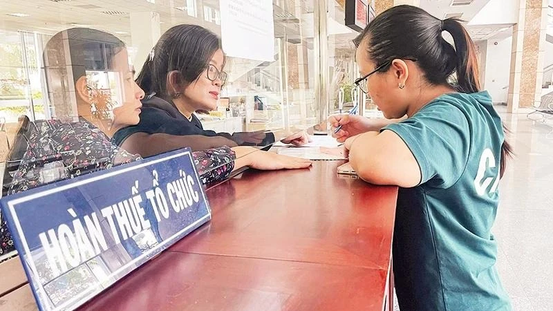 Người dân làm thủ tục hoàn thuế tại Cục Thuế Thành phố Hồ Chí Minh. (Ảnh: NGUYÊN ANH)