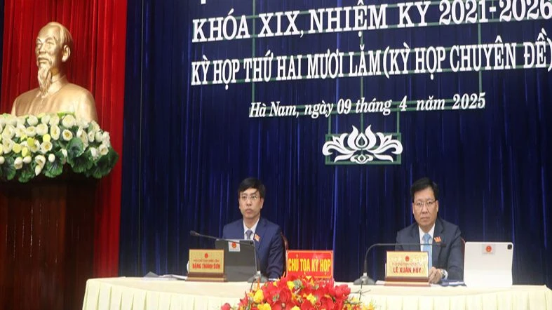Các đồng chí chủ tọa kỳ họp.
