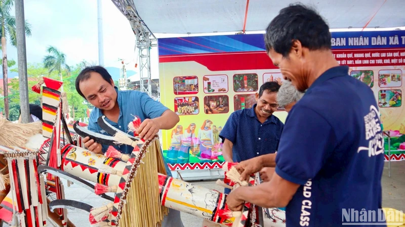 Các nghệ nhân huyện Trà Bồng, tỉnh Quảng Ngãi trang trí, tạo hình cây nêu của người Co. (Ảnh: ĐÔNG HUYỀN)