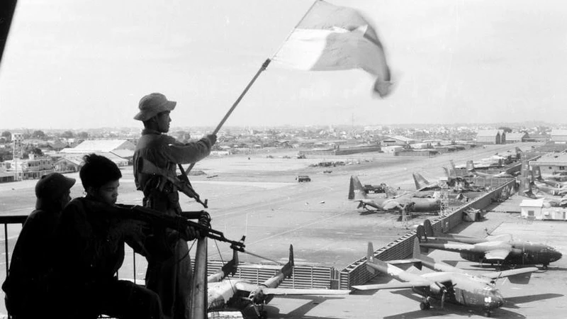 Cờ giải phóng tung bay trên sân bay Tân Sơn Nhất, ngày 30/4/1975. (Ảnh: Quang Thành/TTXVN)