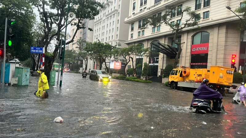 Một điểm ngập tại phố Phan Bội Châu.