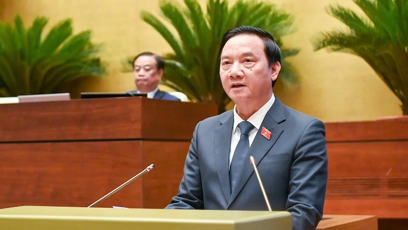 Phó Chủ tịch Quốc hội Nguyễn Khắc Định trình bày tờ trình đề nghị Quốc hội xem xét, quyết định việc sửa đổi, bổ sung một số điều của Hiến pháp năm 2013 và tờ trình về việc thành lập Ủy ban dự thảo sửa đổi, bổ sung một số điều của Hiến pháp năm 2013. (Ảnh: NHÂN DÂN)