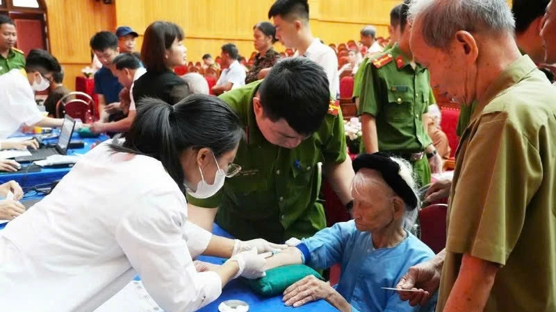 Lấy mẫu ADN cho thân nhân liệt sĩ chưa xác định được danh tính.