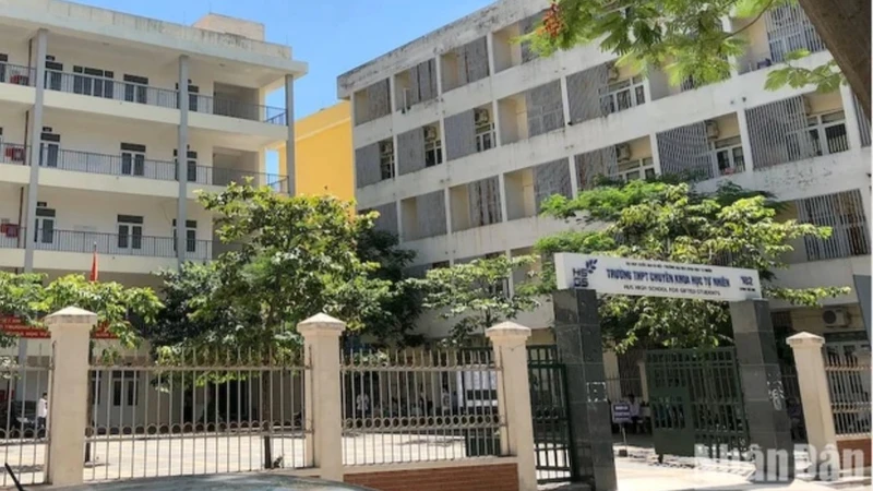 Trường THPT chuyên Khoa học Tự nhiên. 