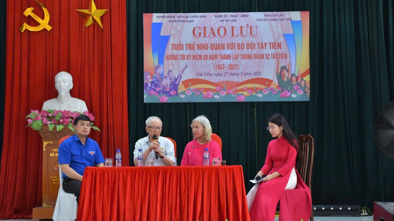 Cựu chiến binh Giang Hồng Phúc, bà Bùi Phương Thảo, Trưởng Ban liên lạc Truyền thống Tây Tiến tọa đàm với các bạn trẻ huyện Nho Quan.