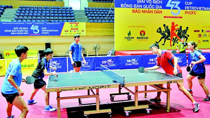 Các vận động viên tập luyện, làm quen với điều kiện thi đấu tại Cung Thể thao Tiên Sơn. (Ảnh: DUY LINH)