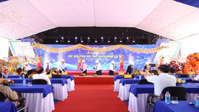 Lãnh đạo tỉnh Ninh Thuận cùng đại diện nhà đầu tư, nhà thầu thực hiện nghi thức lễ khởi công dự án.