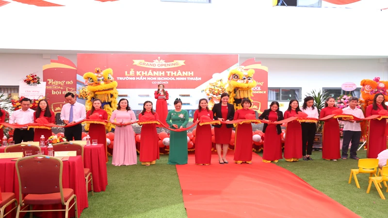 Nhà đầu tư và lãnh đạo Ủy ban nhân dân thành phố Phan Rang-Tháp Chàm, tỉnh Ninh Thuận cắt băng khánh thành tại buổi lễ.