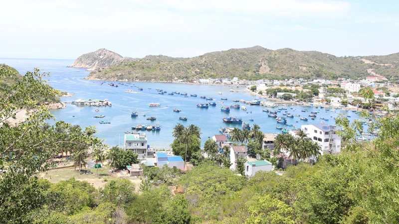 Vịnh Vĩnh Hy thuộc xã Vĩnh Hải, huyện Ninh Hải (Ninh Thuận) mang vẻ đẹp hoang sơ, hùng vĩ được du khách bình chọn là thiên đường biển xanh, là một trong bốn vịnh đẹp nhất Việt Nam.