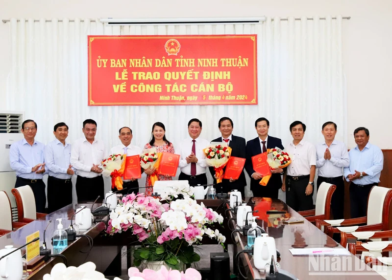 Lãnh đạo ủy ban nhân tỉnh cùng lãnh đạo Đài Phát thanh và Truyền hình tỉnh; Sở Y tế tặng hoa chúc mừng 4 cán bộ vừa được bổ nhiệm giữ các chức vụ chủ chốt của đơn vị, ngành mình.