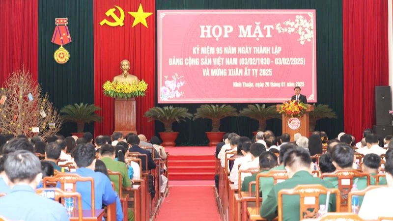 Quang cảnh buổi họp mặt. (Ảnh: NGUYỄN TRUNG)