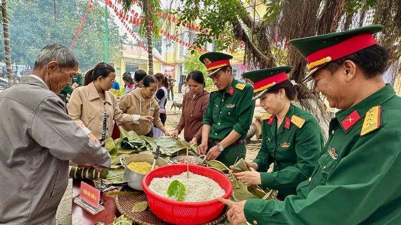 Cán bộ chiến sĩ Bộ Chỉ huy Quân sự tỉnh Ninh Thuận cùng tham gia Chương trình "Ngày hội bánh chưng xanh" với đồng bào dân tộc Raglai, xã Phước Chiến, huyện Thuận Bắc, tỉnh Ninh Thuận. (Ảnh: DANH TÀI)