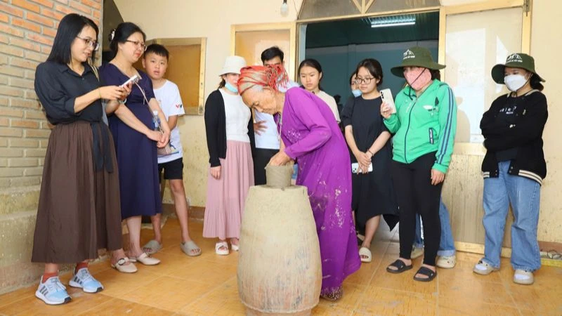 En se déplaçant vers l'arrière autour d'un axe fixe, les artisans du village de poterie Bau Truc Cham s'immergent dans les mouvements de moulage pour transformer des blocs d'argile sans vie en produits céramiques uniques. Le village de poterie Cham de Bau Truc dans la ville de Phuoc Dan, district de Ninh Phuoc (Ninh Thuan) est considéré comme le plus ancien village artisanal d'Asie du Sud-Est qui existe aujourd'hui. (Photo: NGUYEN TRUNG)