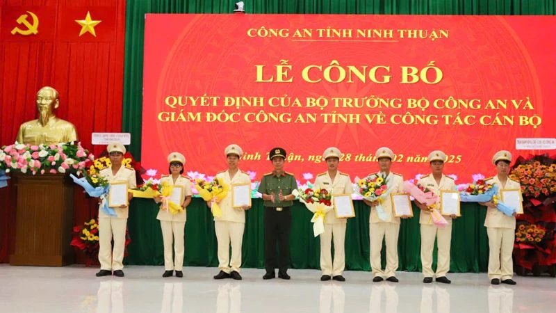 Lãnh đạo Công an tỉnh Ninh Thuận trao quyết định điều động, bố trí lãnh đạo cấp phòng trực thuộc Công an tỉnh. (Ảnh: NGUYỄN TRUNG)