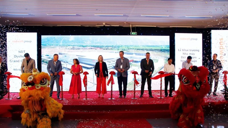 Nhà đầu tư cùng lãnh đạo địa phương cắt băng khai trương nhà máy.