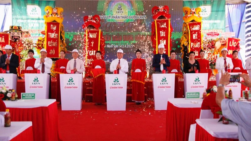 Lãnh đạo tỉnh Ninh Thuận cùng nhà đầu tư ấn nút khánh thành nhà máy