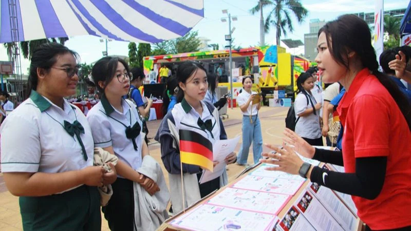 Học sinh, sinh viên tỉnh Ninh Thuận được các thành viên của Chương trình "Chuyến xe hướng nghiệp Đức" tư vấn về cơ hội kết nối với các trường đào tạo nghề thuộc các lĩnh vực công nghệ cao tại Việt Nam và Đức.