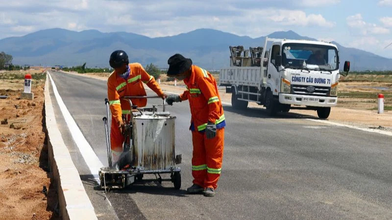 Đơn vị thi công dự án thành phần 1 đang khẩn trương hoàn tất những hạng mục cuối của tuyến đường.