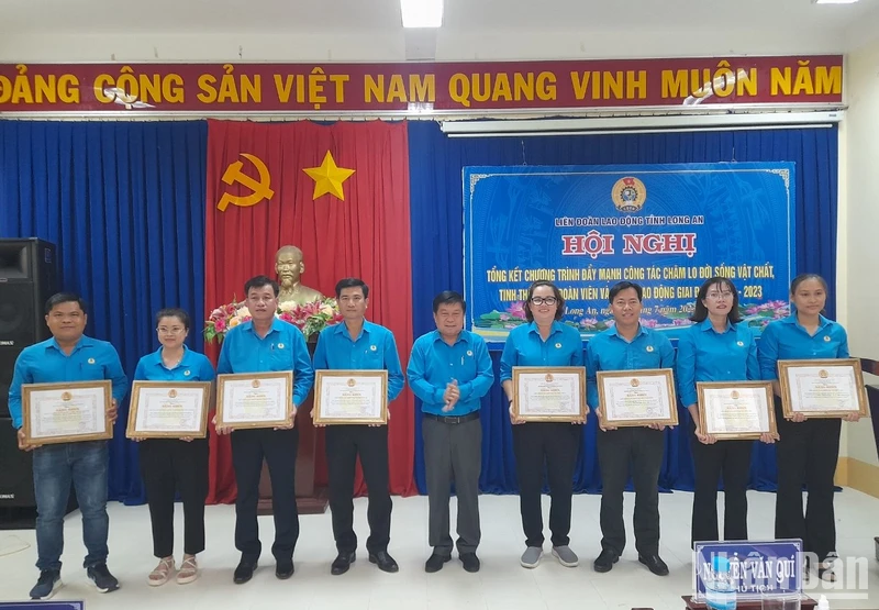Chủ tịch Liên đoàn Lao động tỉnh Long An Nguyễn Văn Quí tặng bằng khen cho tập thể đã có thành tích tiêu biểu trong thực hiện Chương trình "Đẩy mạnh công tác chăm lo đời sống vật chất, tinh thần cho đoàn viên và người lao động” giai đoạn 2018-2023.