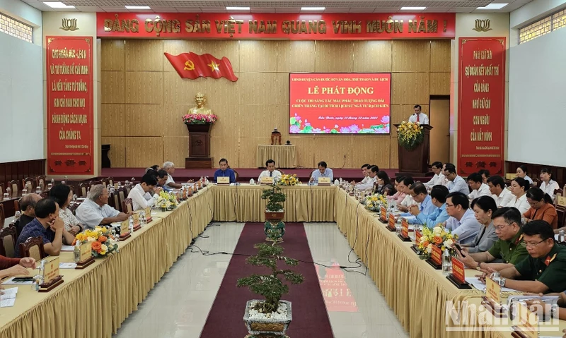 Quang cảnh buổi tọa đàm và phát động cuộc thi phác thảo mẫu Tượng đài chiến thắng tại Di tích lịch sử Ngã tư Rạch Kiến (Cần Đước, Long An).