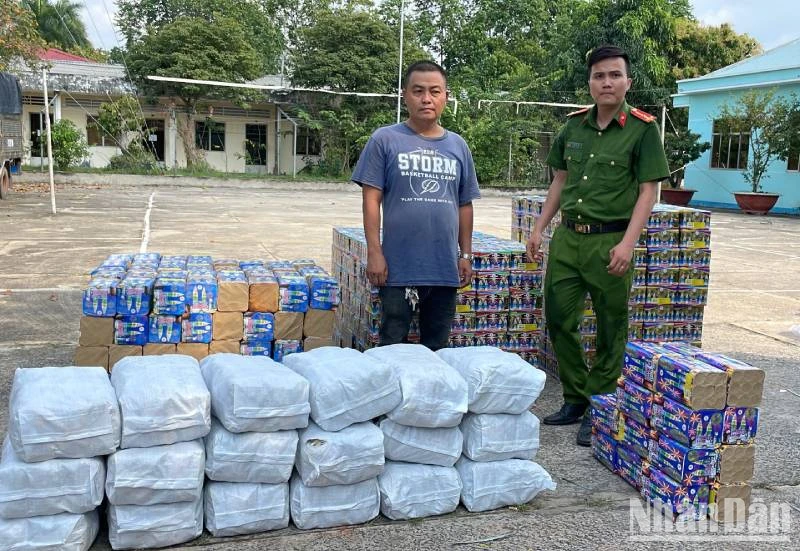 Tài xế Võ Hồng Dân điều khiển xe tải vận chuyển pháo bị lực lượng chức năng bắt giữ. 
